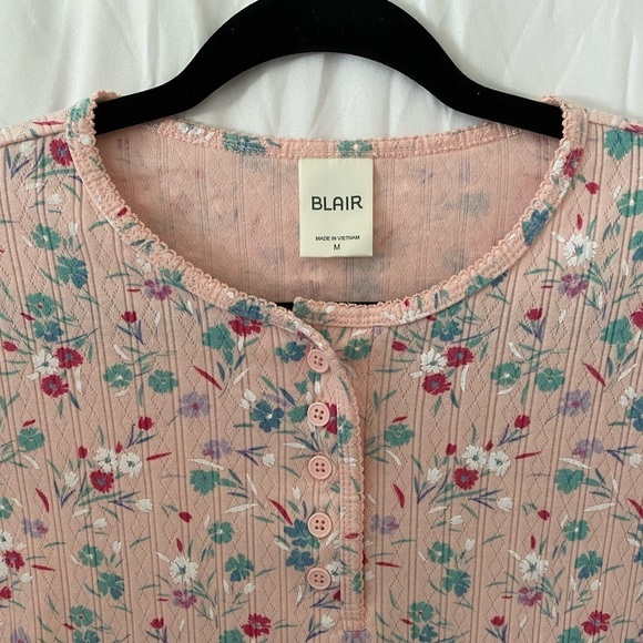 Blair Women’s Pink Blue White Floral Textured Stretchy Buttoned Blouse Size M - Picture 2 of 6